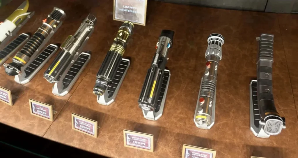 Coleção de sabres de luz Legacy Lightsabers inspirados em Jedi e Sith famosos do universo Star Wars, disponíveis para colecionadores.