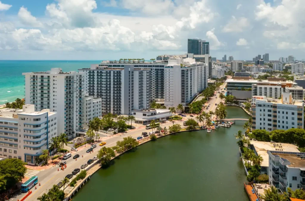 Hotéis e canais na região de Mid-Beach em Miami Beach. A região oferece boa estrutura de hospedagem sem o mesmo movimento de South Beach.