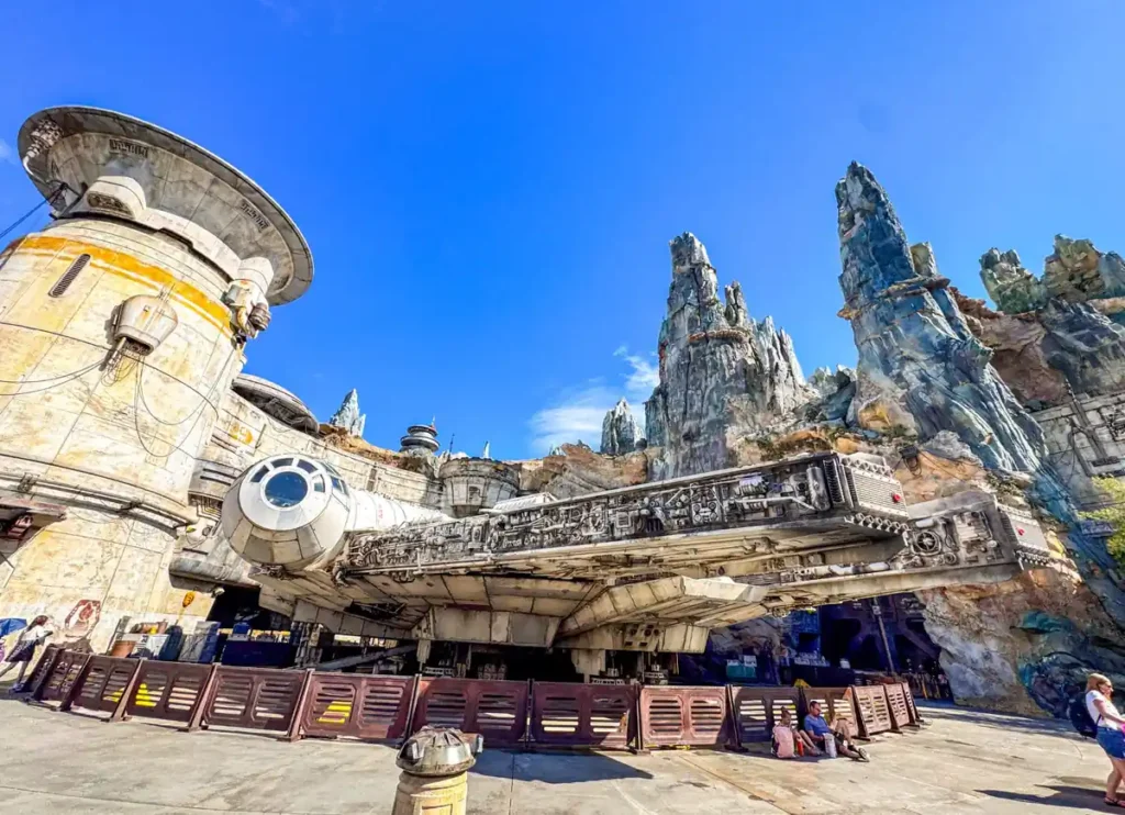 Millennium Falcon estacionada em Batuu durante o dia na Galaxy's Edge do Hollywood Studios.