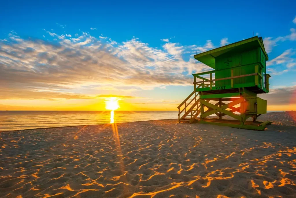 Pôr do sol na praia de North Beach em Miami Beach