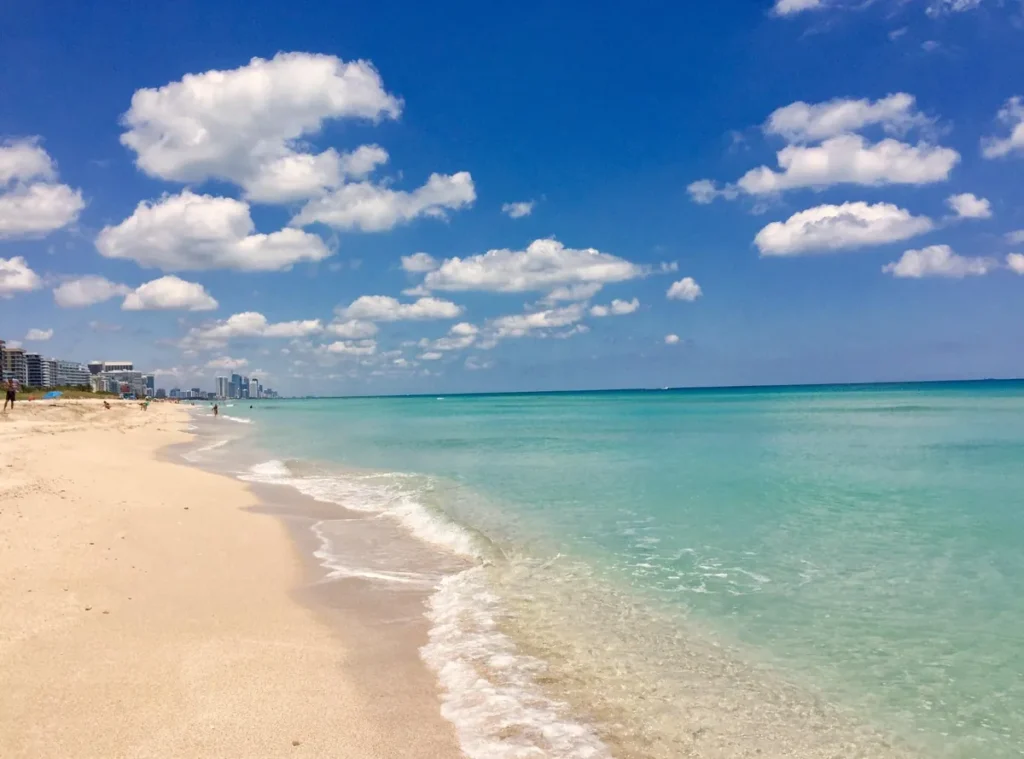 Praia tranquila e pouco movimentada em North Beach. North Beach costuma agradar quem procura sossego e preços mais acessíveis.