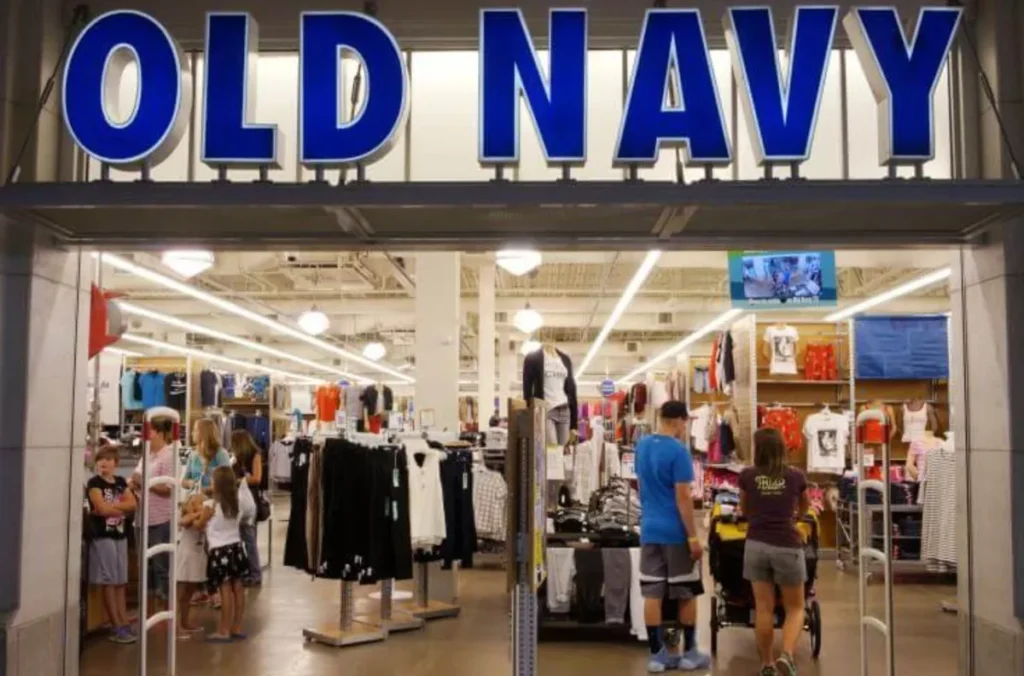 Entrada da loja Old Navy com grande variedade de roupas femininas, masculinas e infantis.