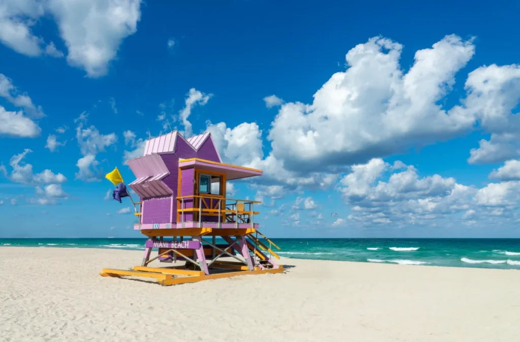 Torre de salva-vidas colorida na praia de South Beach em Miami Beach
