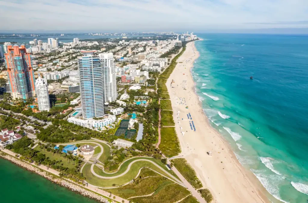 A praia de South Beach é uma das regiões mais procuradas por quem visita Miami pela primeira vez.