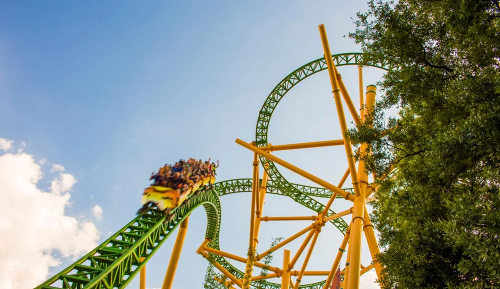 A Tigris combina lançamentos potentes, velocidade e inversões em uma das atrações mais intensas do parque.