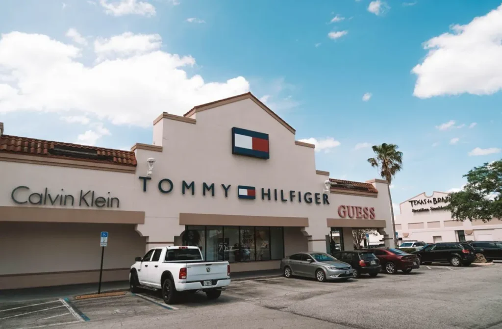 Tommy Hilfiger e Guess estão entre as marcas mais procuradas pelos brasileiros que visitam o Marketplace Orlando Outlet.