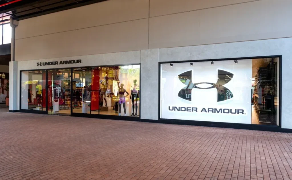 A Under Armour do Marketplace Orlando Intenational Drive é uma ótima opção para quem procura roupas esportivas, camisetas e acessórios com preços reduzidos em Orlando.