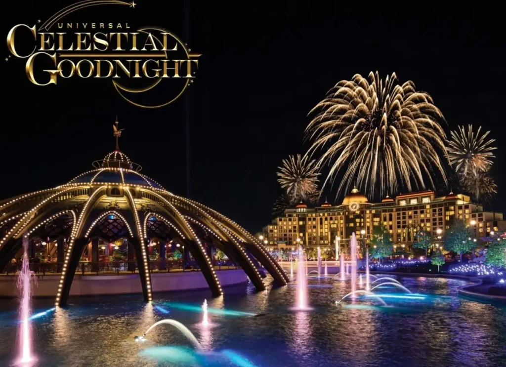 Universal Celestial Goodnight à noite com pavilhão iluminado sobre lago cenográfico, fontes coloridas, hotel de luxo ao fundo e espetáculo de fogos de artifício.