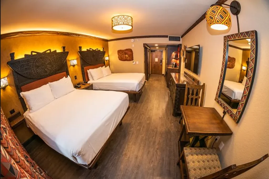 Espaçoso quarto Deluxe do Animal Kingdom Lodge com decoração exclusiva inspirada na África.
