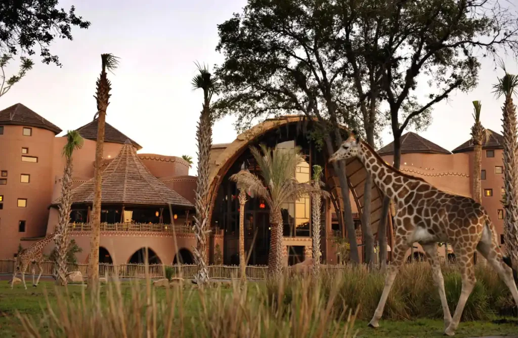 A arquitetura icônica do Animal Kingdom Lodge proporciona uma experiência inspirada nos safáris africanos.