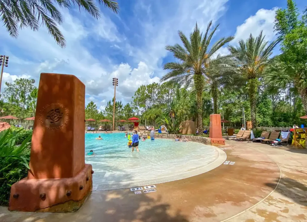 Relaxe na piscina Uzima Springs após um dia nos parques da Disney.