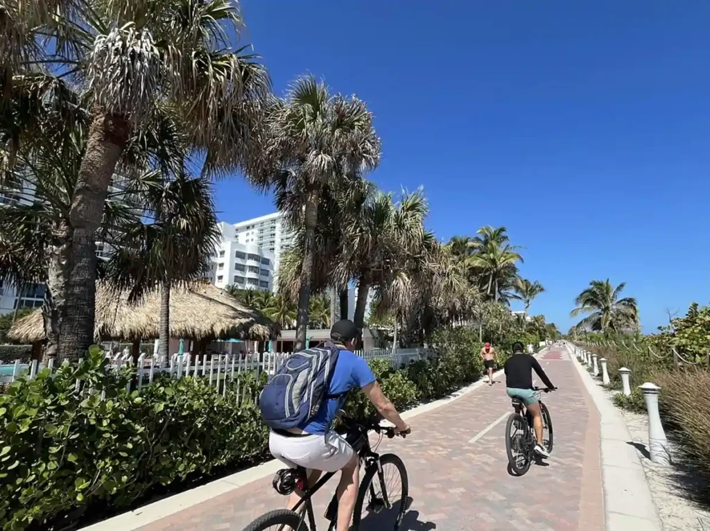 Ciclistas no calçadão de Miami Beach.