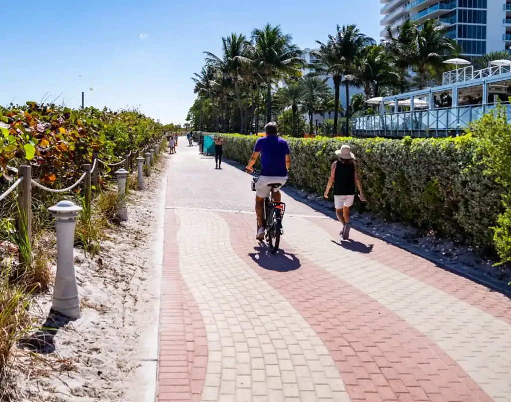 Calçadão à beira-mar de Miami Beach.