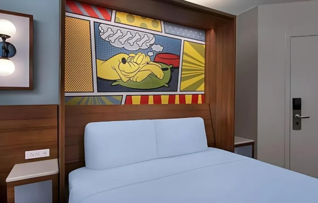 A cama retrátil amplia o espaço interno durante o dia nos quartos do Pop Century.