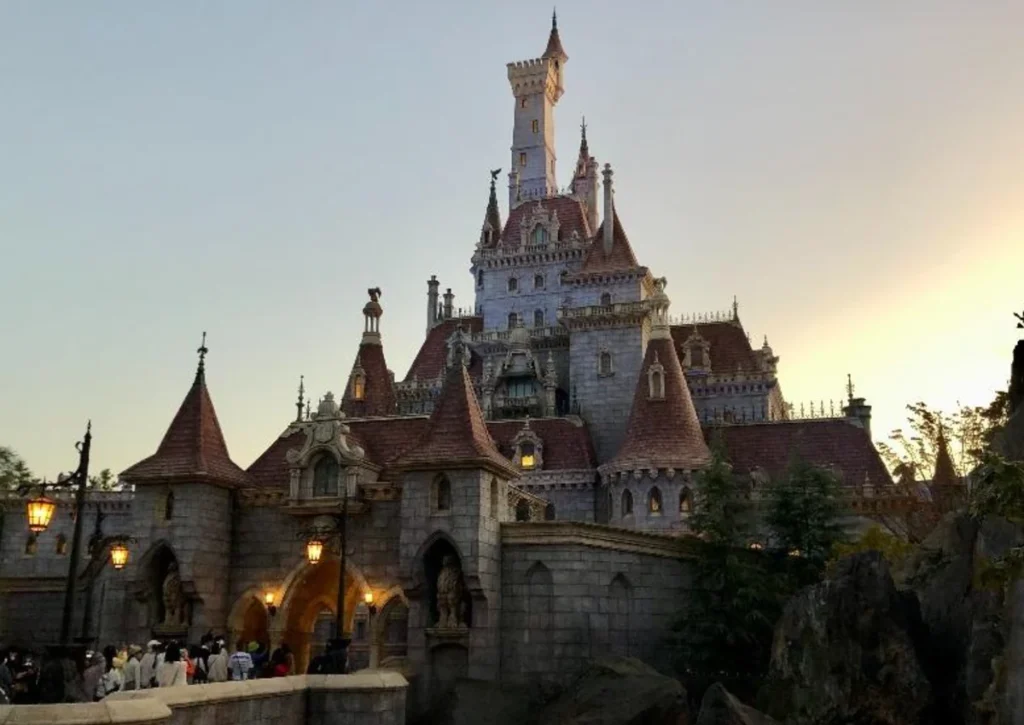 O Castelo da Bela e a Fera abriga uma das atrações mais concorridas da Tokyo Disneyland.