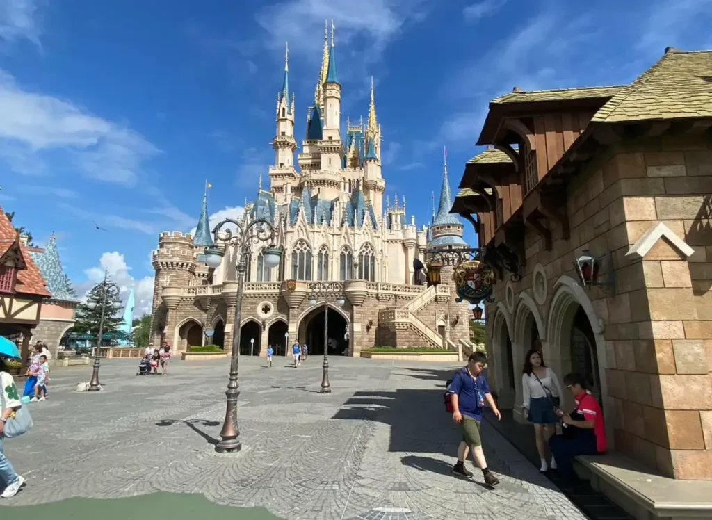 O Castelo da Bela e a Fera abriga uma das atrações mais concorridas da Tokyo Disneyland.