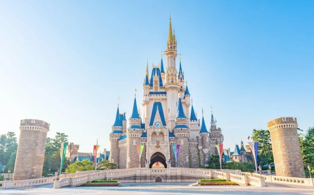 Vista frontal do Castelo da Cinderela na Tokyo Disneyland.