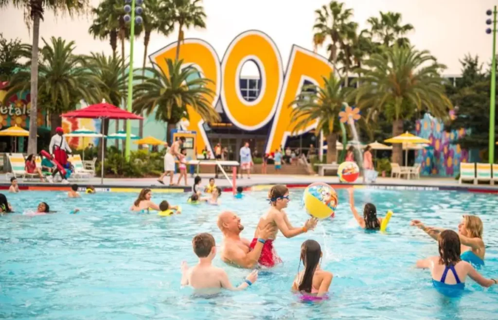 A Hippy Dippy Pool é a maior piscina do Disney Pop Century Resort.