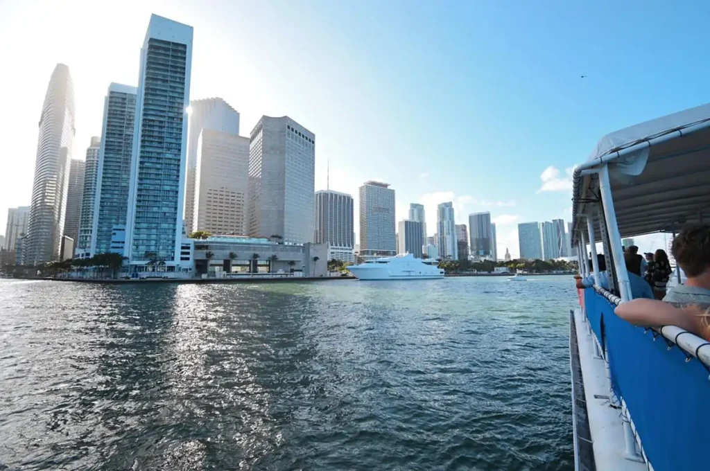 O píer e o quebra-mar do South Pointe Park vistos do alto, com o skyline de Miami Beach ao fundo.
