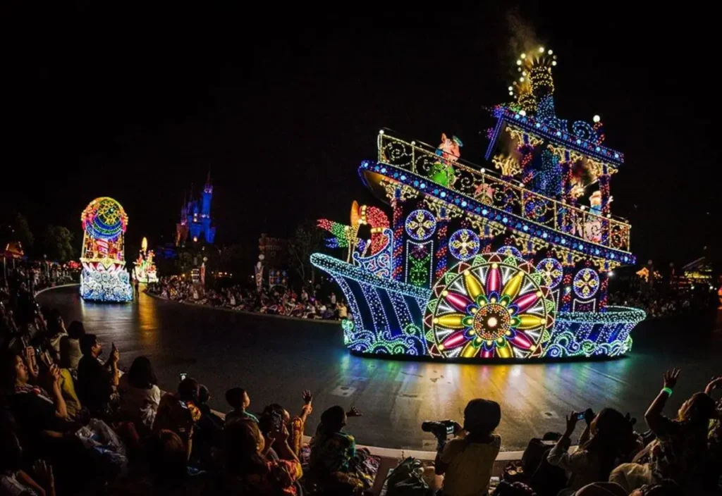 A Electrical Parade Dreamlights transforma a Tokyo Disneyland com carros alegóricos iluminados.