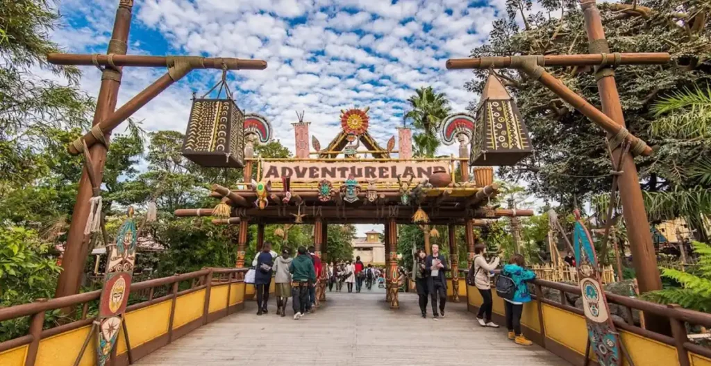Adventureland reúne atrações clássicas e cenários de exploração tropical.