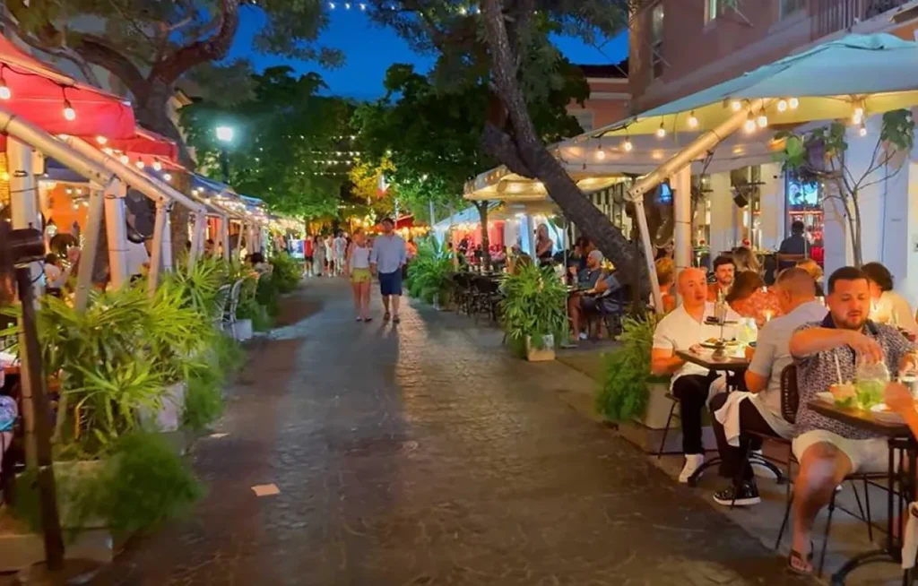 Restaurantes e mesas ao ar livre ocupam a Española Way durante a noite em Miami Beach.
