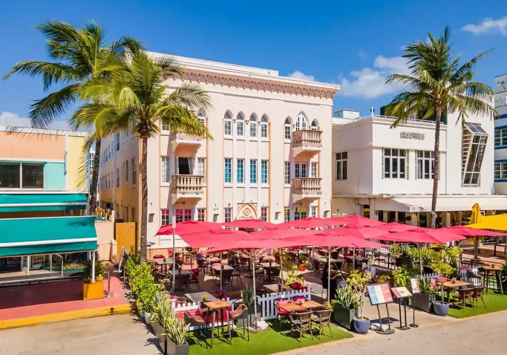 Restaurantes e arquitetura da Española Way em Miami Beach.