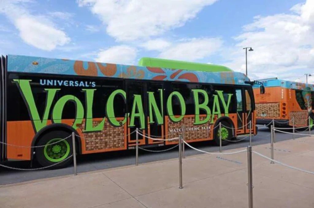 Ônibus shuttle do Volcano Bay usado para levar visitantes do estacionamento principal da Universal Orlando até a entrada do parque aquático