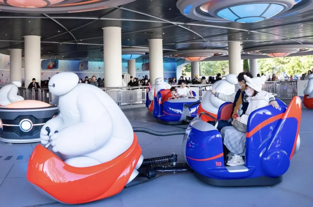 The Happy Ride with Baymax é uma atração exclusiva e muito popular na Tokyo Disneyland.