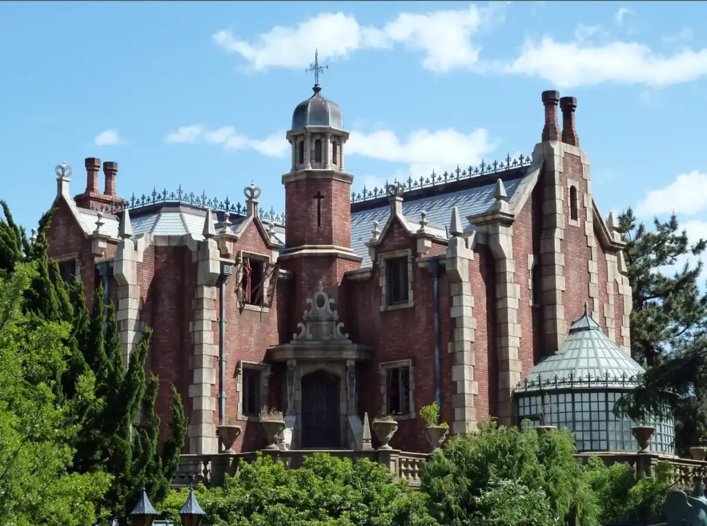 A fachada da Haunted Mansion é uma das mais reconhecíveis da Fantasyland.