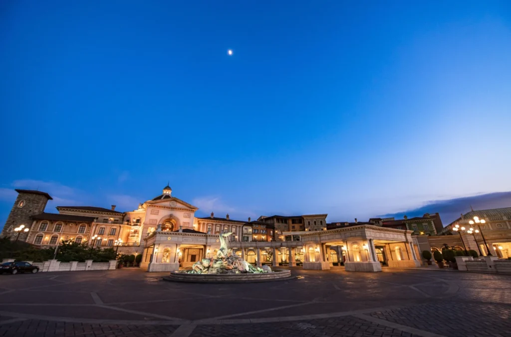 O Hotel MiraCosta fica integrado à Tokyo DisneySea e oferece acesso privilegiado ao parque.