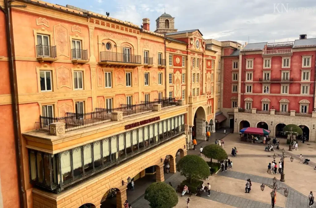 A fachada do Hotel MiraCosta faz parte do cenário do Mediterranean Harbor.
