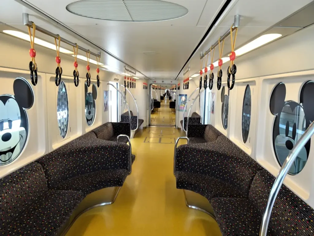 O interior do Disney Resort Line mantém a temática Disney até nos pequenos detalhes.