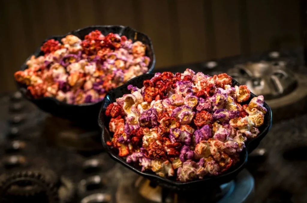 Outpost Mix, a pipoca colorida e temática encontrada no Kat Saka’s Kettle em Star Wars: Galaxy’s Edge.