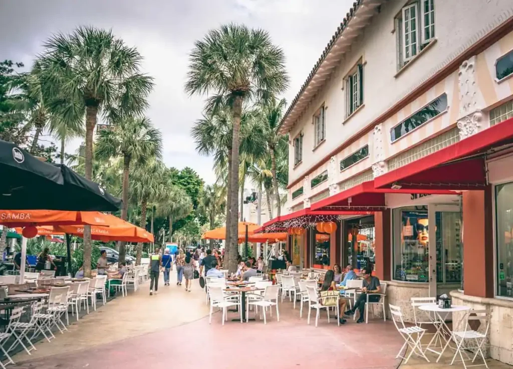 Cafés ao ar livre na Lincoln Road.