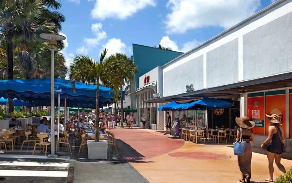 Lojas e restaurantes na Lincoln Road em Miami Beach.