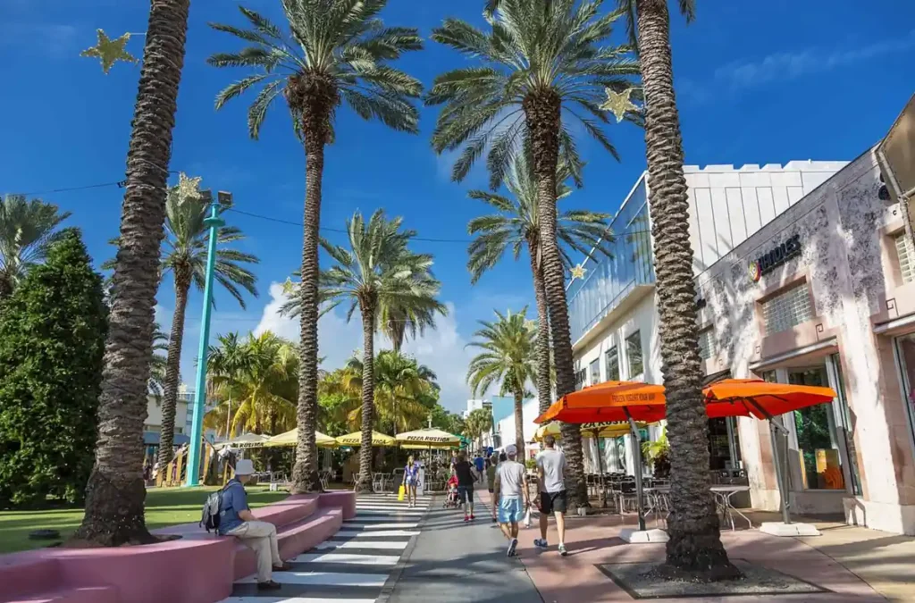 Palmeiras altas, restaurantes e áreas de convivência compõem o passeio ao ar livre da Lincoln Road.