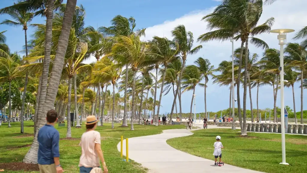 Calçadão arborizado do Lummus Park em Miami Beach.
