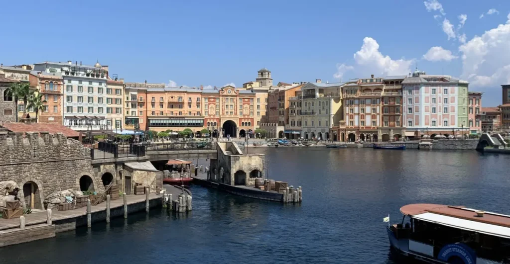 Mediterranean Harbor recebe os visitantes com arquitetura inspirada em portos europeus.