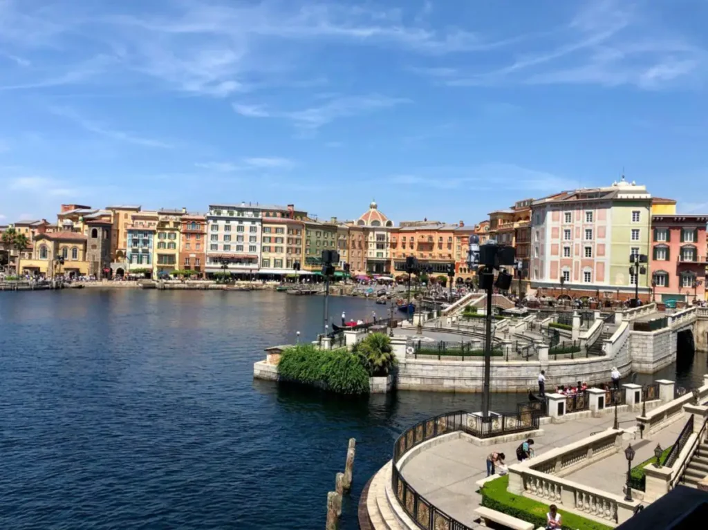As pontes e canais do Mediterranean Harbor reforçam a ambientação marítima do DisneySea.