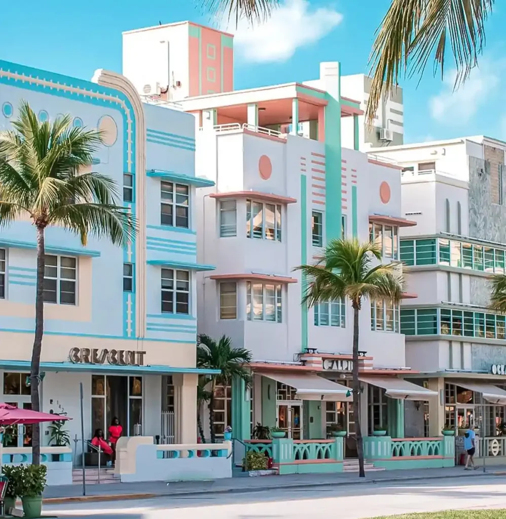 Arquitetura Art Déco em rosa, azul e verde pastel em um dos trechos históricos da Ocean Drive.
