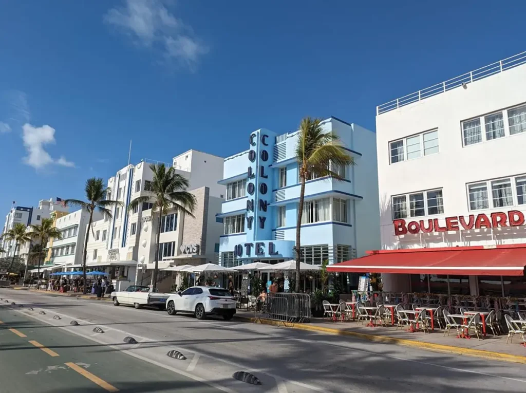 Fachadas Art Déco do Colony Hotel e do Boulevard na Ocean Drive, uma das áreas mais conhecidas de Miami Beach.
