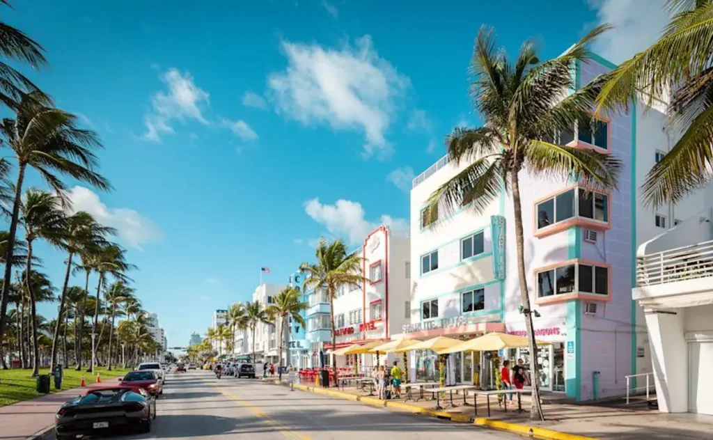 A Ocean Drive reúne fachadas Art Déco coloridas, palmeiras e restaurantes em frente ao Lummus Park.