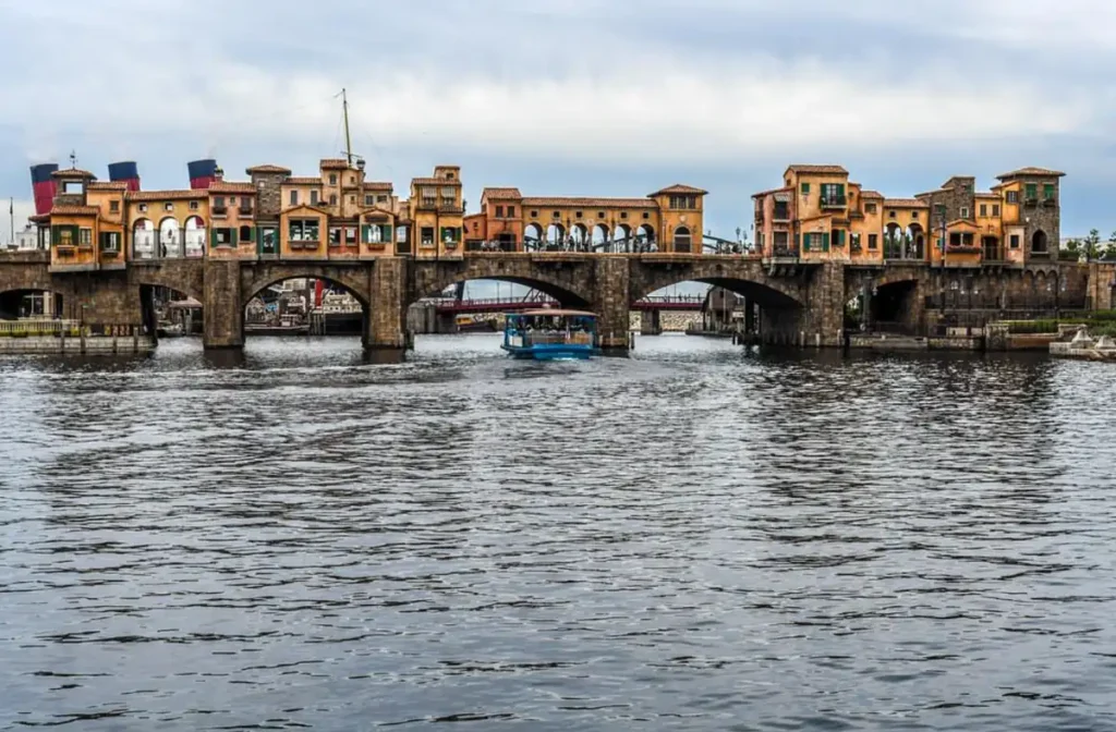 As pontes e canais do Mediterranean Harbor reforçam a ambientação marítima do DisneySea.