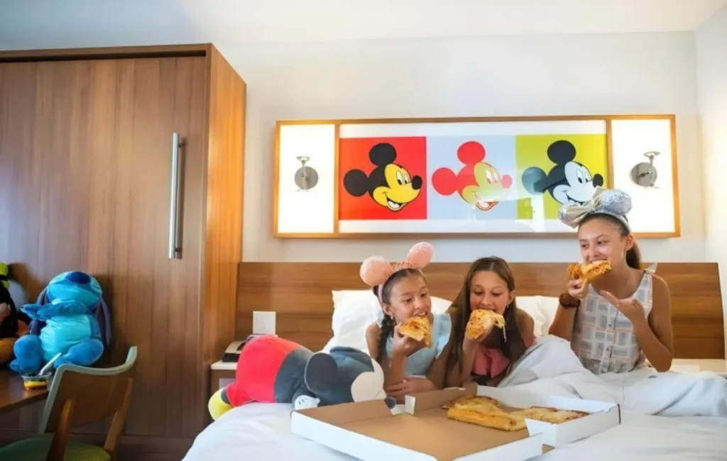 Os quartos do Disney Pop Century Resort oferecem conforto para famílias em viagens à Disney.