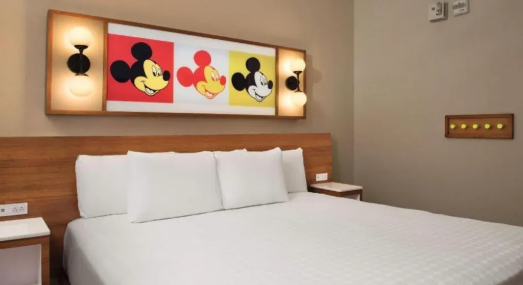 Quarto com cama king no Disney Pop Century Resort após a reforma.