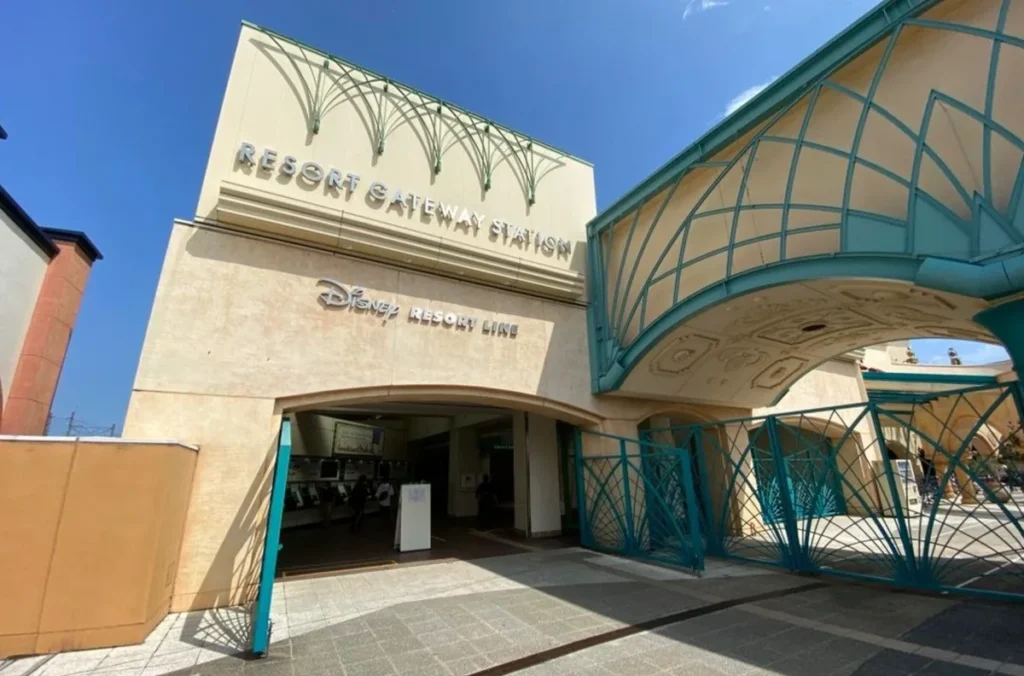 A Resort Gateway Station é um dos principais acessos ao monotrilho do Tokyo Disney Resort.