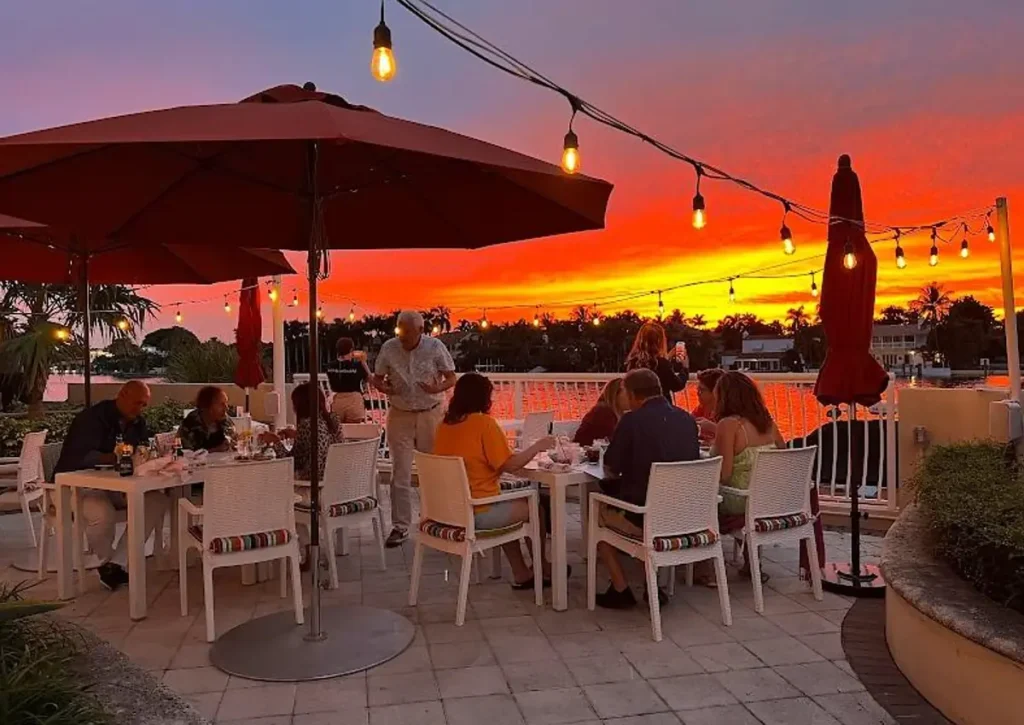 Restaurante à beira d'água ao pôr do sol em Miami.