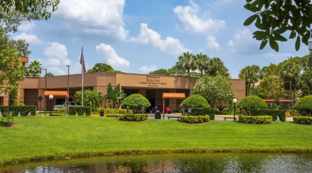 Entrada principal do Rosen Inn Lake Buena Vista, hotel econômico em excelente localização em Orlando.