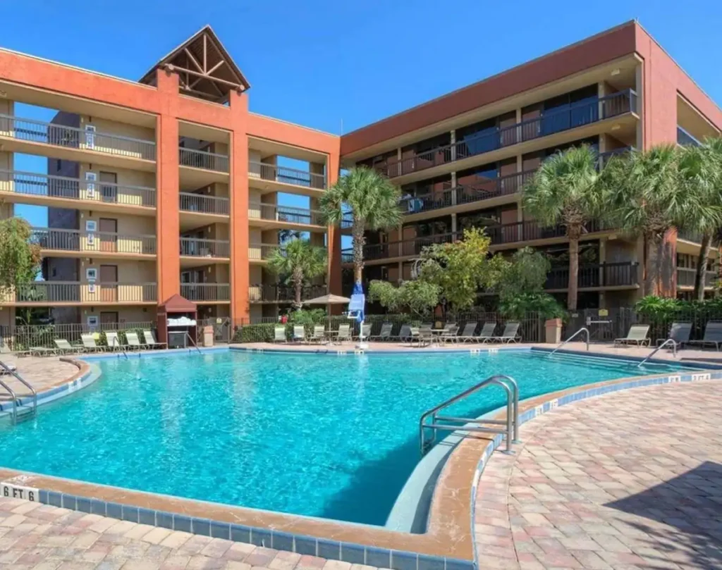 Piscina externa do Rosen Inn Lake Buena Vista, perfeita para relaxar após um dia nos parques de Orlando.